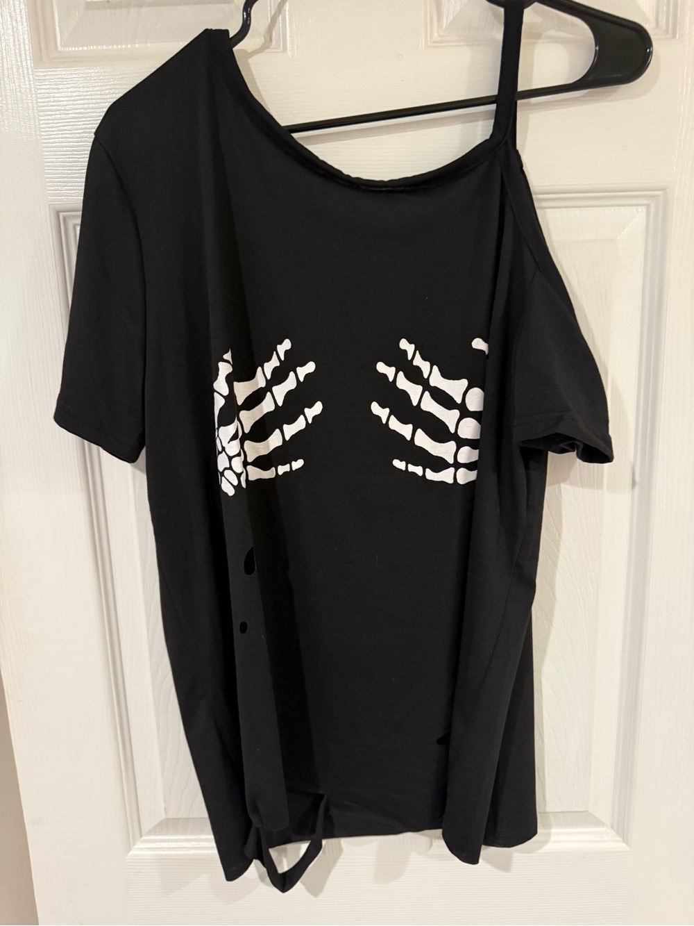 MISSLOOK Black Off-Shoulder Skeleton Hand Graphic Tee